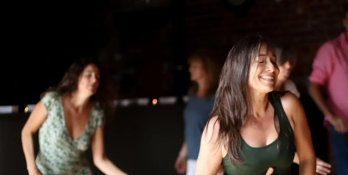 Séance de danse libre en groupe.