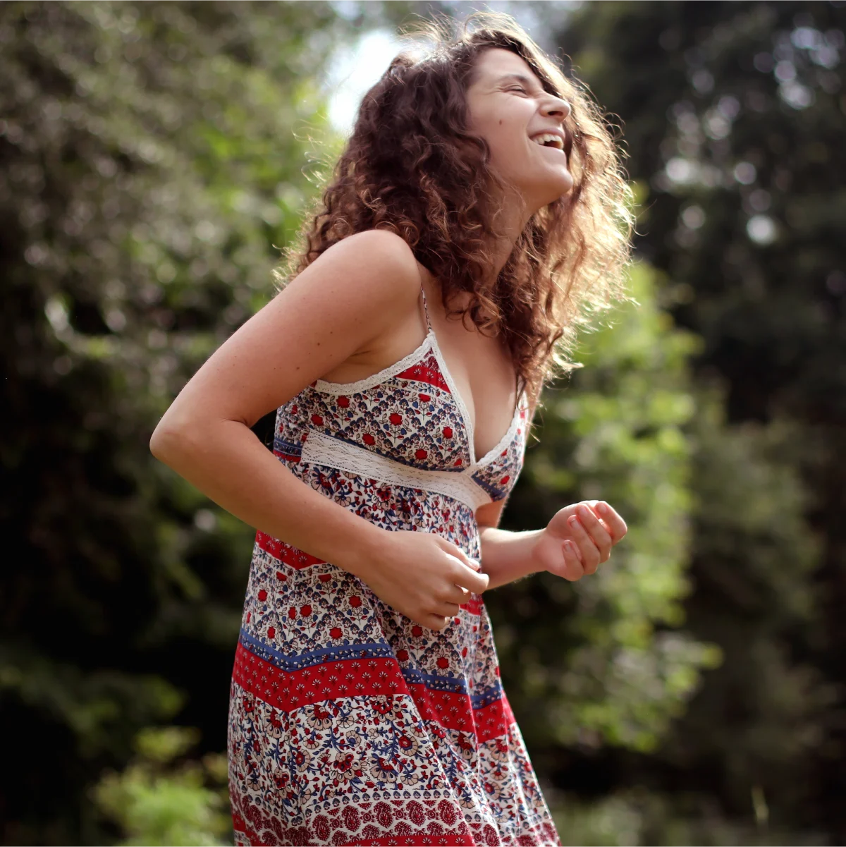 Image de Florine dansant dans la nature.